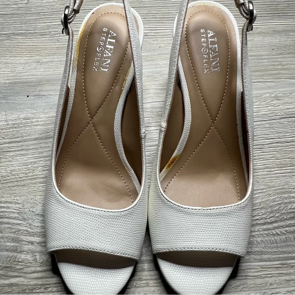 NWT Alfani Florraap white snake skin embossed sling back block heel size 8.5